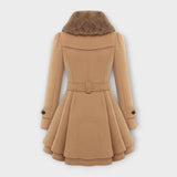 Ema - Abrigo Chic con Detalles de Piel