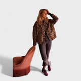 Rosa - Abrigo contemporáneo con diseño de leopardo